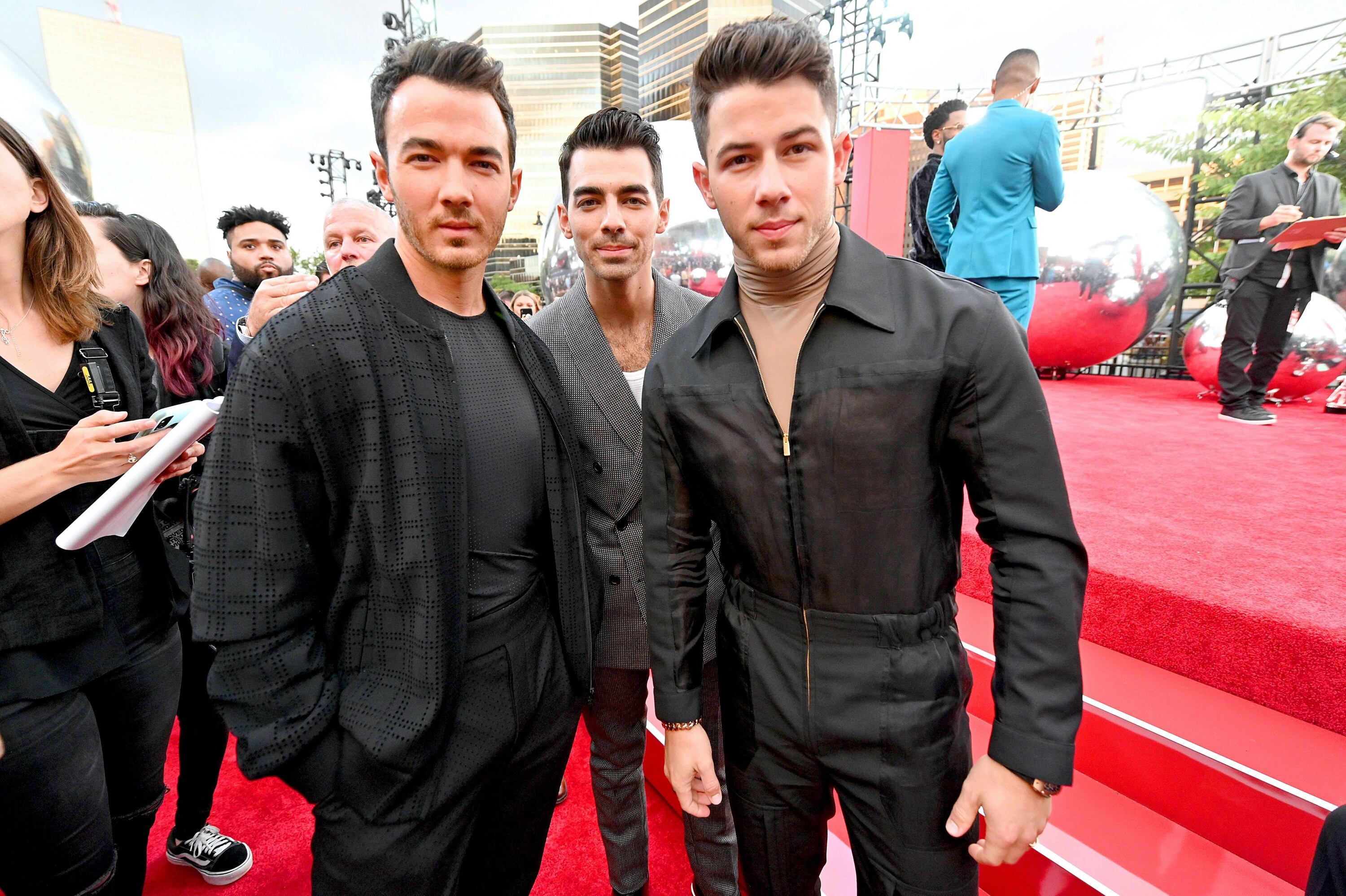 Los Jonas Brothers regresaron a la presentación y se llevaron uno de los premios más deseados en los MTV Awards 2019.  (Foto: AFP)