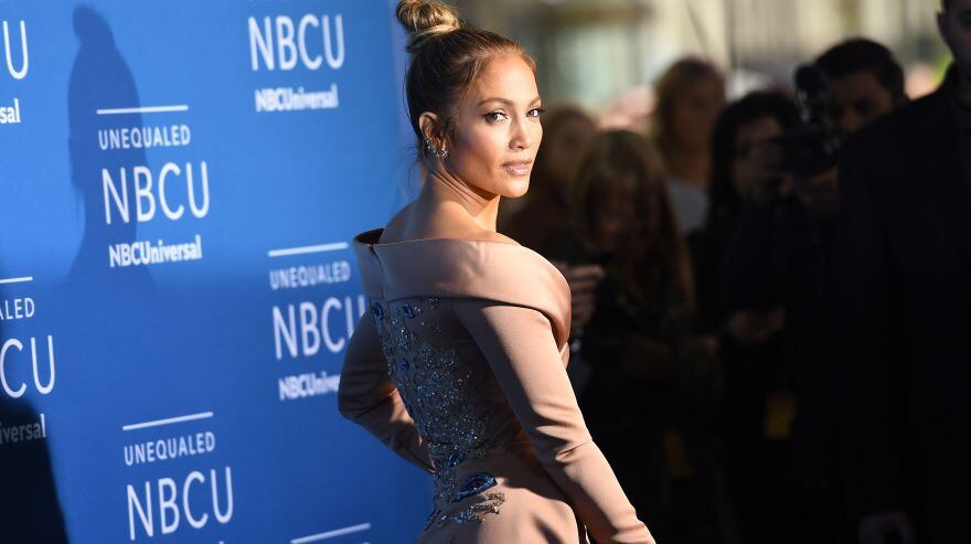 La bella modelo, actriz y empresaria acaba de mostrar toda su sensualidad en la gala de NBC. Jennifer Lopez también subió un video a su cuenta de Instagram donde muestra toda su hermosura.