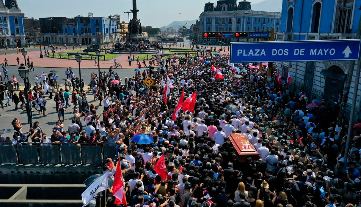 Féretro del ex presidente Alan García fue llevado en hombros hasta la plaza Dos de Mayo. (Foto: Daniel Apuy / GEC)