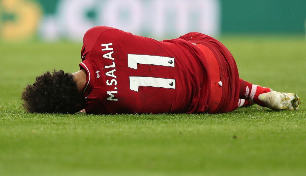 Mohamed Salah se retira lesionado tras duro choque en el área de Newcastle