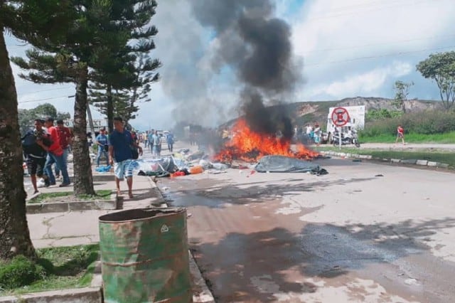 Brasileños queman carpas y objetos personales de migrantes venezolanos (Fotos: Twitter - @mpasarella25)