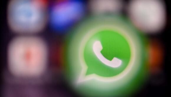 El logotipo del software de mensajería instantánea estadounidense WhatsApp. (Foto por AFP)