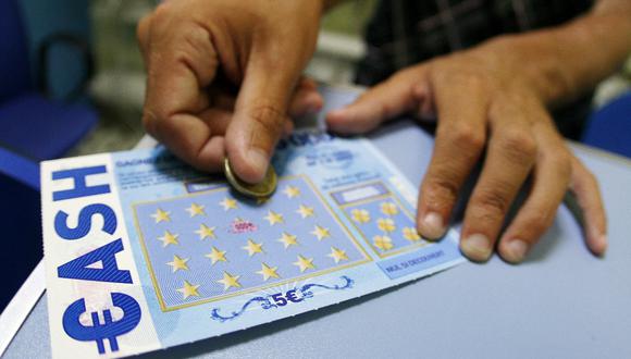 Recibe un boleto de lotería como regalo de cumpleaños y termina ganando un millón de dólares. (Foto: AFP)