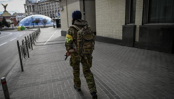 Un miembro de las fuerzas ucranianas patrulla las calles en la plaza Maidan en Kiev, el 27 de febrero de 2022. (Foto: Aris Messinis / AFP)