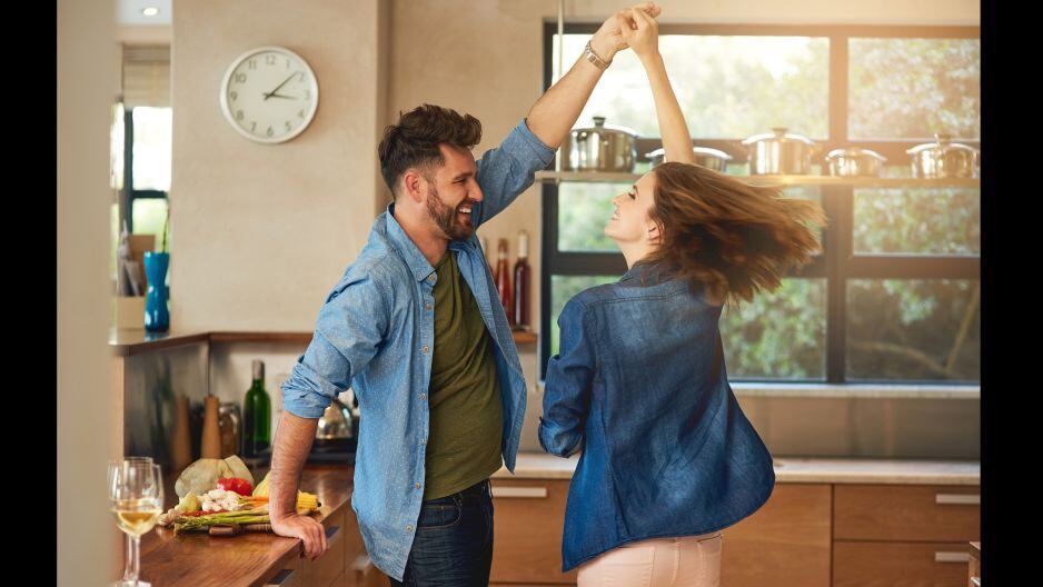 Bailar con tu pareja fortalece la relación.