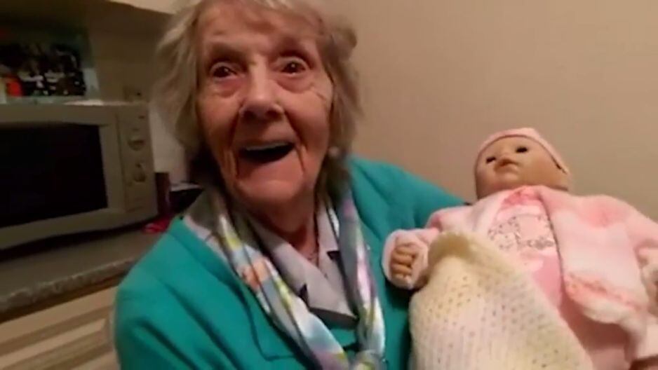 Una abuelita de Inglaterra se emocionó al ver su regalo de Navidad. (Captura)