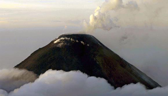 Imagen referencial. Vista del volcán de Colima o "Volcán de Fuego", ubicado a unos 500 km al oeste de Ciudad de México, en una de sus exhalaciones en las primeras horas del 12 de octubre de 2004. (Foto de VICTOR STRAFFON / AFP)