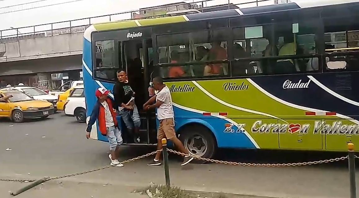 San Juan de Miraflores: El preciso instante en el que delincuentes roban en un bus | VIDEO