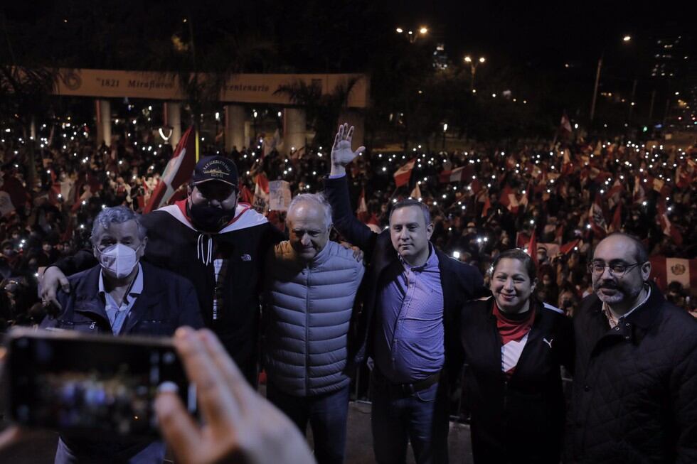 Ciudadanos participaron de la manifestación en contra el gobierno de Pedro Castillo y el gabinete de Guido Bellido. (Leandro Britto / @photo.gec)