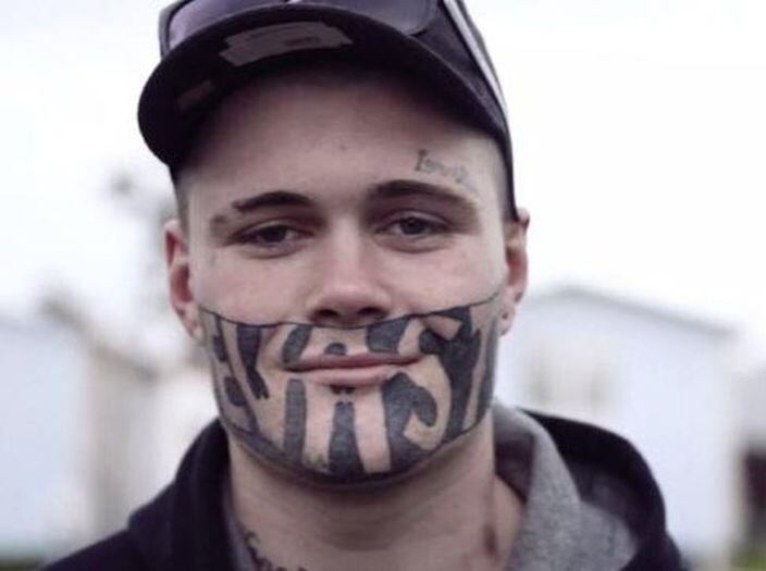 Este joven de 19 años no encuentra trabajo por culpa de su enorme tatuaje.