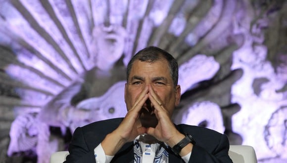 Fotografía de archivo fechada el 06 de noviembre de 2019 del expresidente de Ecuador, Rafael Correa, durante una conferencia magistral en Ciudad de México. (EFE/Mario Guzmán).