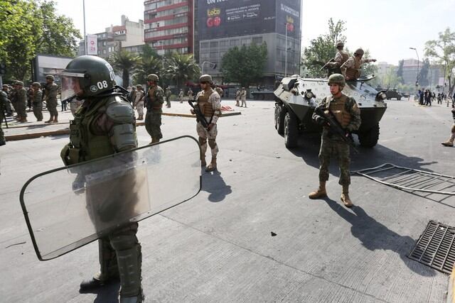 El general del Ejército de Chile, Javier Iturriaga, anunció el toque de queda desde las 22:00 hora local de Santiago este sábado. (Foto: EFE)