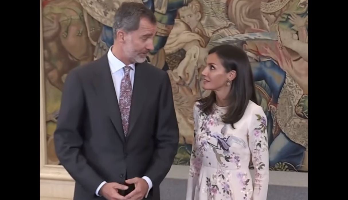 Reina Letiza y Rey Felipe en el Palacio de la Zarzuela (Fotos: Captura de video)