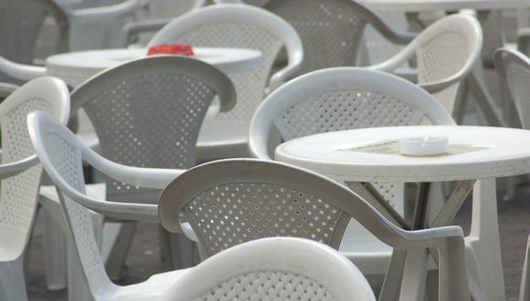 Las sillas de plástico son propensas a mancharse fácilmente, pero con este truco puedes dejarlas como nuevas. (Foto: Pexels)