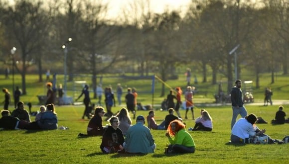 Londres empieza a relajar sus restricciones y desde el lunes 29 de marzo hasta seis personas (o dos familias) pueden reunirse en espacios al aire libre. (Foto: Reuters)