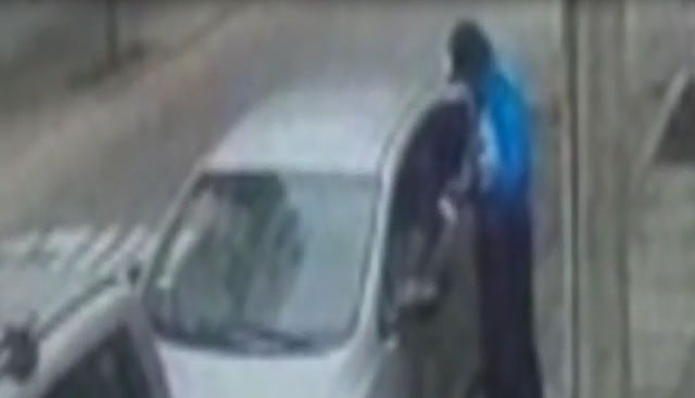Captan a sereno robando celular a taxista que se quedó dormido. Foto: Captura de América Noticias