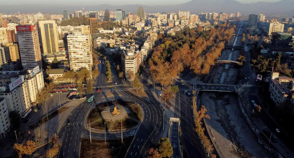 Fotografía aérea tomada con un dron de la Plaza Italia durante la cuarentena obligatoria por coronavirus en Santiago (Chile). (EFE/Alberto Valdes).