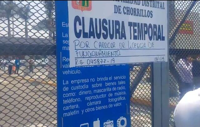 Personal de la municipalidad chorrillana llegó esta tarde con diversos carteles de clausura temporal.(Foto: Captura @fprtvn/ Twitter)