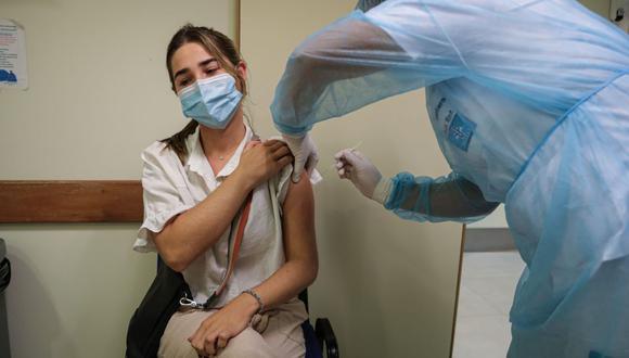 El país intenta cambiar la situación actual con un rápido despliegue en su campaña de vacunación contra el coronavirus. (Foto: EFE)