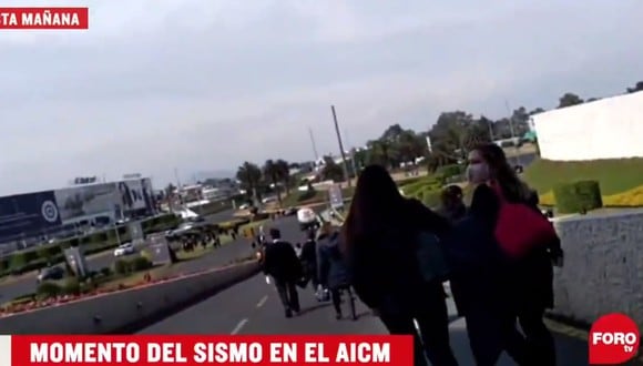 Usuarios de la terminal 2 del Aeropuerto Internacional de la Ciudad de México, captaron el momento del sismo de esta mañana. (Foto: Captura Foro TV).