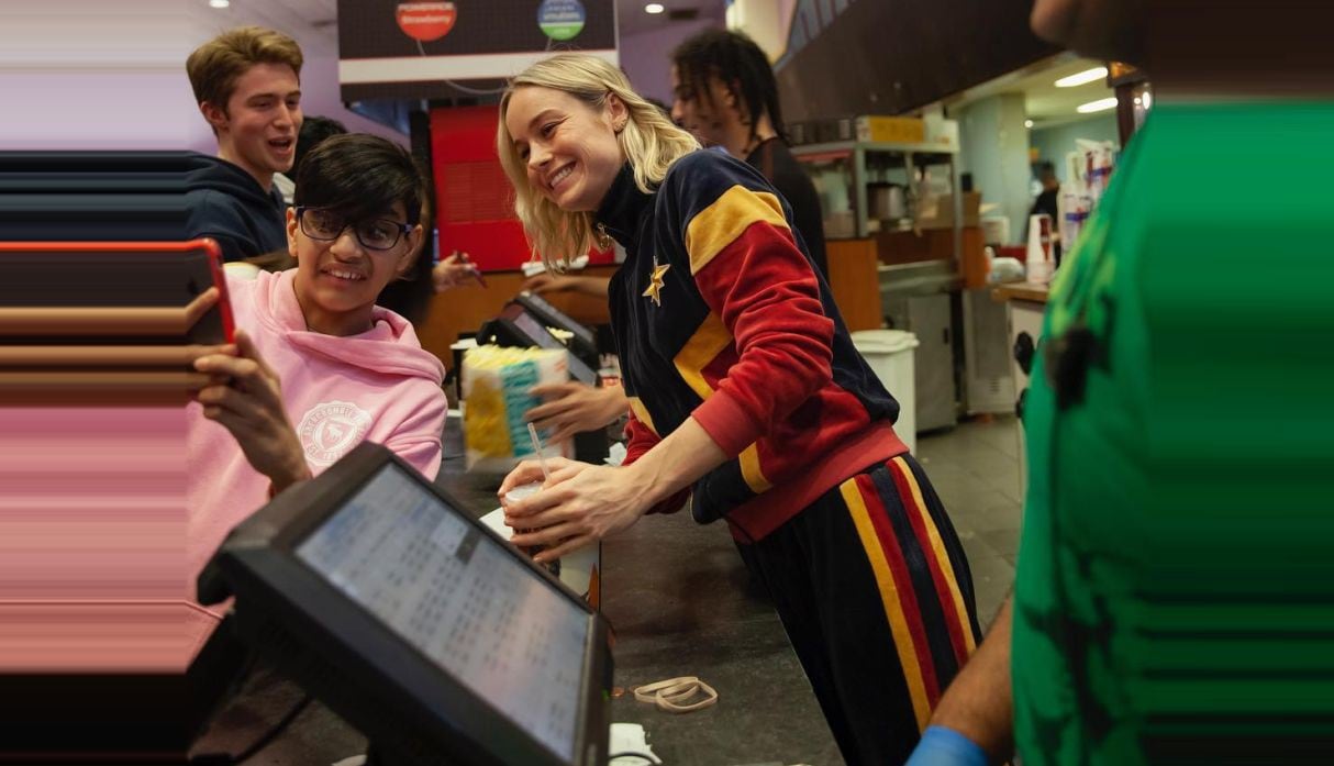 Brie Larson, protagonosta de “Captain Marvel”, sorprendió a sus fanáticos en un cine de Los Ángeles y les sirvió pop corn y gaseosas. (Foto: @captainmarvelofficial)