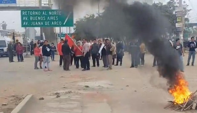 Grupo de personas en el sector de Zapallal en Puente Piedra protestaron contra el alza de S/ 5,50. (Captura: Facebook El Fiscalizador)