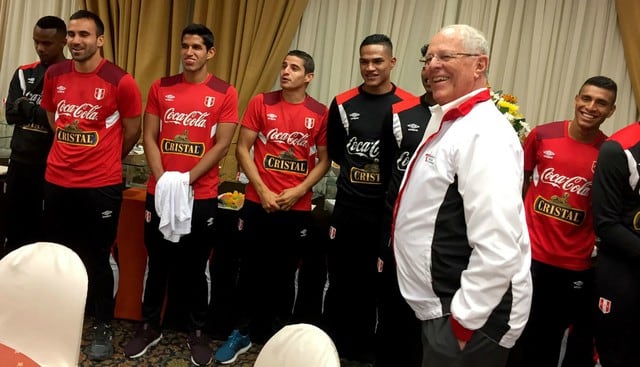 PPK visitó y deseó suerte a la selección peruana en su duelo contra Nueva Zelanda por el repechaje a Rusia 2018. (Foto: Presidencia Perú)