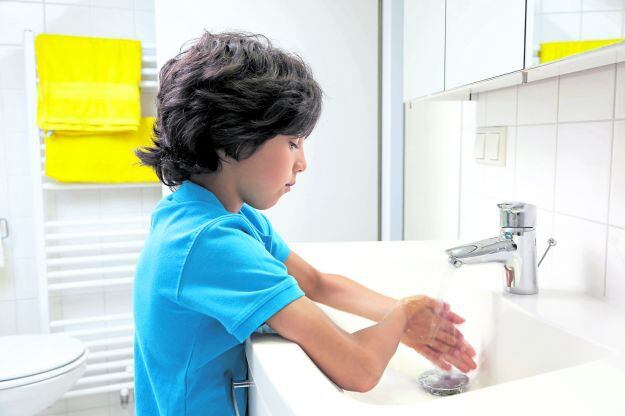 Lavarse las manos ayuda a prevenir una serie de enfermedades.