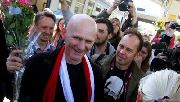En esta foto de archivo tomada el 21 de junio de 2014, el destacado activista de derechos bielorruso Ales Bialiatski  llega a la capital Minsk después de ser liberado de la cárcel. (Foto:  SERGEI GAPON / AFP)