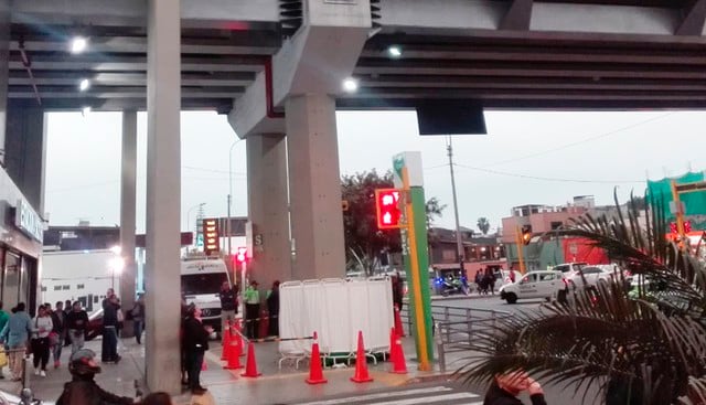 Un hombre falleció tras caer en la explanada de la estación Ayacucho de la Línea 1 del Metro de Lima, en Surco. (Foto: Twitter/@NelsonEugenio_)