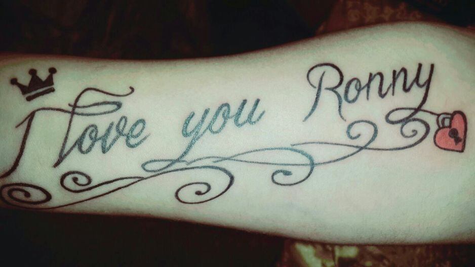 KArla Solf y su tatuaje con nombre de Ronny García