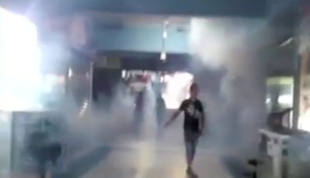Polvos Azules: Fumigan centro comercial con clientes y comerciantes al interior