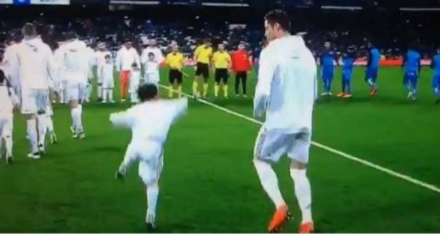 Pequeño hincha de Real Madrid imita a Cristiano Ronaldo y se vuelve viral