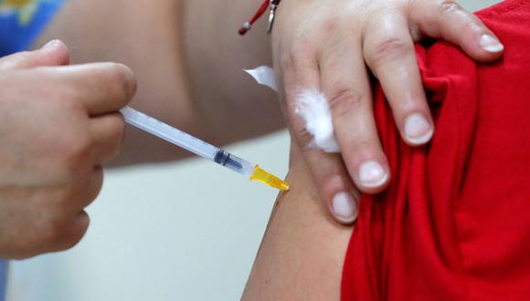 Una persona recibe una dosis de la vacuna Pfizer-BioNTech contra el coronavirus COVID-19 en un centro de vacunación. (Foto: Javier TORRES / AFP).