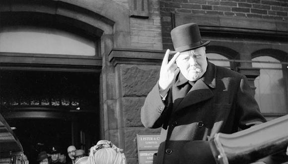 Winston Churchill con la señal de la victoria.