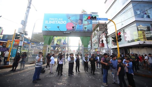 Serenos de la Municipalidad de La Victoria llegaron al emporio comercial de Gamarra con apoyo de la Policía. (Foto: Giancarlo Ávila)