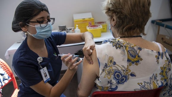 Chile tiene comprometidas más de 35 millones de vacunas, de las cuales diez millones son de Pfizer, otras diez millones de Sinovac y el resto de AstraZeneca, Janssen y la plataforma Covax. (Foto: Martin BERNETTI / AFP)