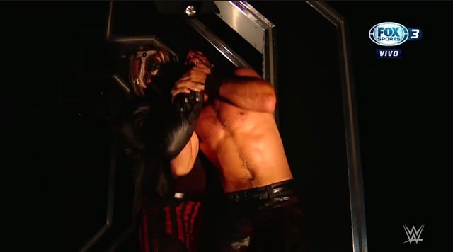 Bray Wyatt continua con sus ataques sobre Seth Rollins. (Captura Fox Sports 3)