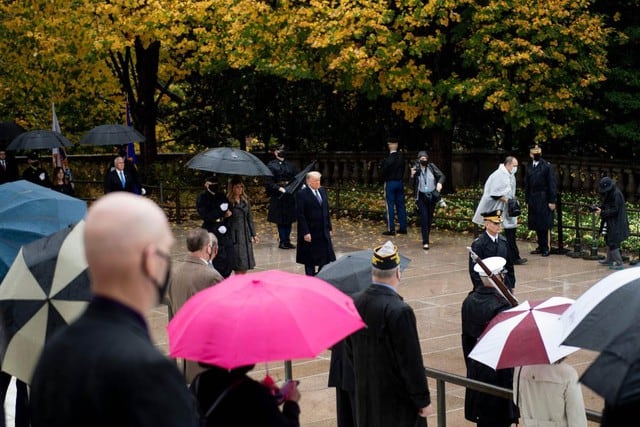 Imagen de Donald Trump en una ceremonia celebrada bajo la lluvia en el Cementerio Nacional de Arlington, en Virginia. (AFP / Brendan Smialowski).