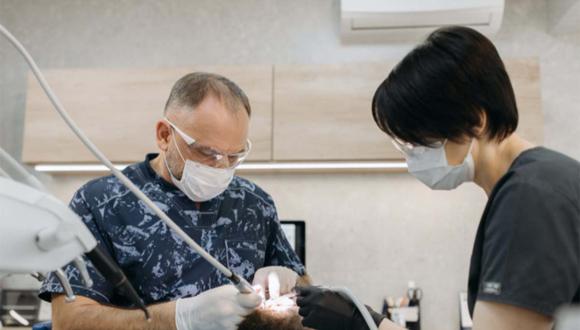El dentista dañaba deliberadamente la dentadura de sus pacientes, con el fin que vuelvan a pasar por su consultorio.| Foto: pexels/Referencial