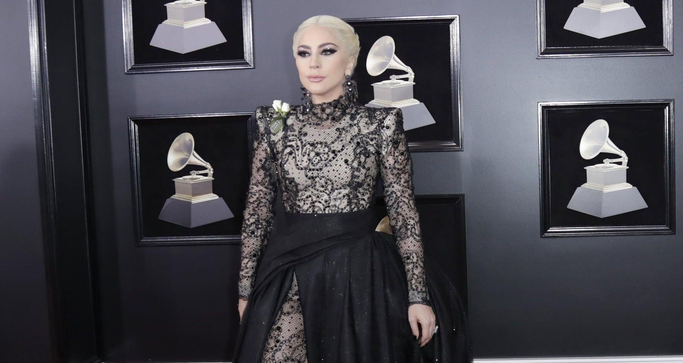 Grammy 2018: Lady Gaga impactó en la alfombra roja con este sobrio vestido