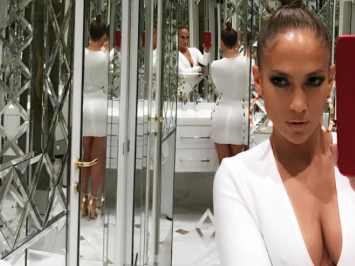 Jennifer Lopez se mostró con un vestido ancho y transparente pero ¡sin ropa interior!.