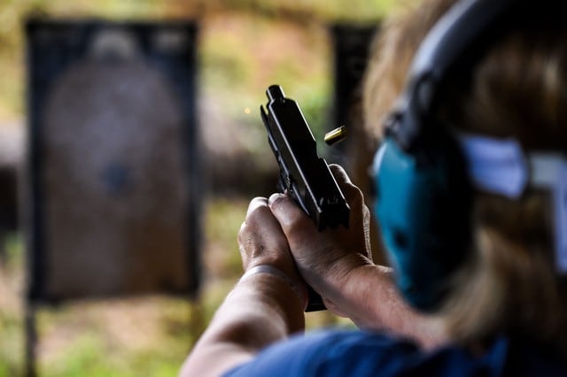 Una persona dispara una pistola durante un curso en la Academia de Armas de Fuego Boondocks en Jackson, Mississippi, el 26 de septiembre de 2020. (AFP / CHANDAN KHANNA).