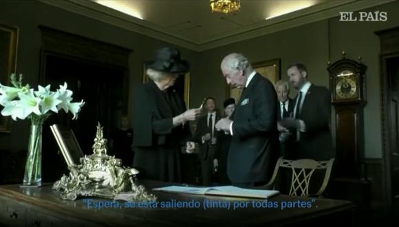El rey Carlos III pasó un momento incómodo al mancharse las manos con la tinta del bolígrafo. (Foto: Captura de video).