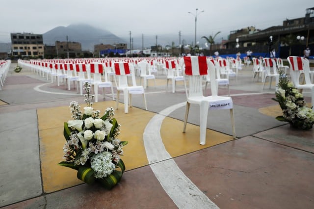 Municipalidad de Comas organizó misa de honras "una bandera por cada caído" en honor a los 871 fallecidos del distrito. El alcalde Raúl Díaz participó en el evento y brindó declaraciones. 
(Foto: Miguel Yovera / GEC)