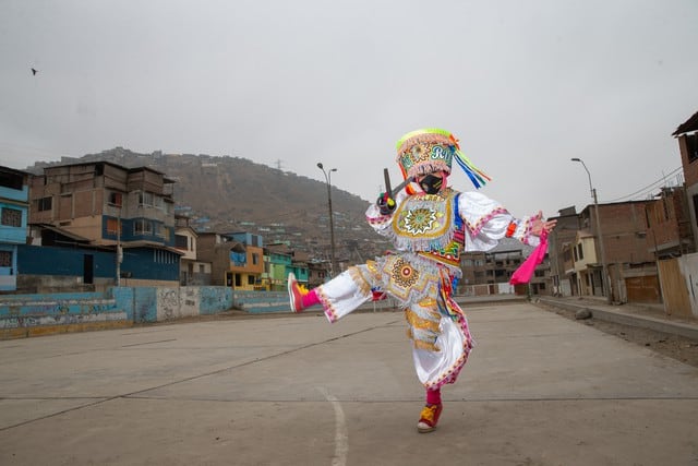 Ayacuchana es una hábil danzante de tijeras, además, elabora mascarillas con frases en quechua