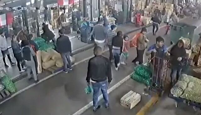 Extranjeros distraen a comerciante de limones y se llevan 8 mil soles de su puesto en el Mercado de Santa Anita. Foto: Captura de ATV Noticias