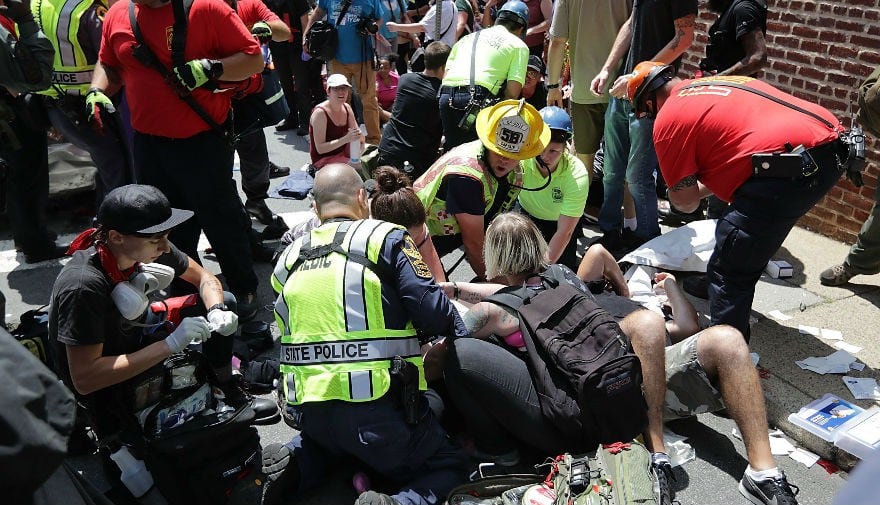 Contramanifestantes fueron atropellados durante una marcha de supremacistas blancos en Estados Unidos. (AFP)