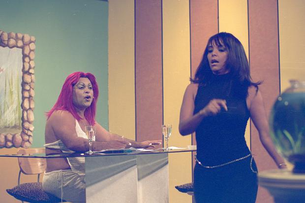 En una secuencia del programa Risas de América, parodiando la pelea entre Magaly Medina y Andrea Montenegro, en compañía de Lucy Bacigalupo. (Foto GEC Archivo)