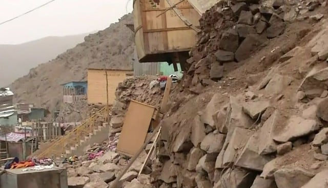 Vivienda colapsa tras derrumbe de cerro y dos niñas quedan atrapadas entre los escombros. Foto: Captura de Tv Perú